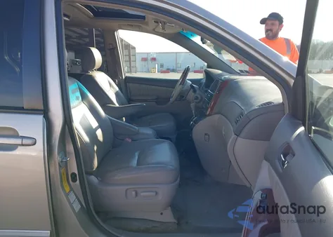 2005 Toyota Sienna Xle Limited z USA, uszkodzony, nr VIN 5TDBA22C75S037933